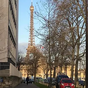 Pour Deux Face A La Tour Eiffel , París Francia